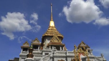 BANGKOK, THAILAND- 23 Haziran 2017 Bangkok 'taki som altından bir Buda' ya ev sahipliği yapan Wat Traimit Tapınağı manzaralı dış zoom