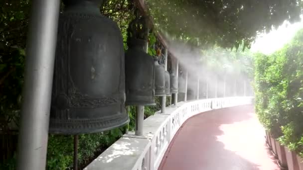 Caminando más allá de las campanas de bronce en el monte de oro en Bangkok — Vídeos de Stock