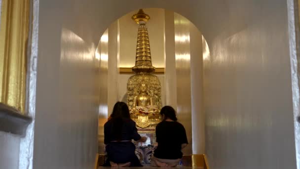 BANGKOK, THAILAND-JUNE, 23, 2017年2月23日两名泰国人女孩在孟加拉湾一座金山的神龛前礼拜 — 图库视频影像