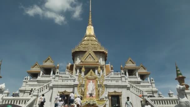 BANGKOK, TAILANDa- 23 DE JUNIO DE 2017 el exterior del templo de oro buddha en Bangkok — Vídeo de stock