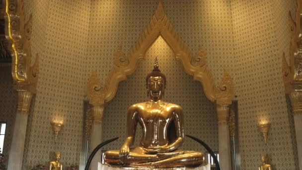 O incrível buda de ouro sólido em Bangkok, Tailândia — Vídeo de Stock