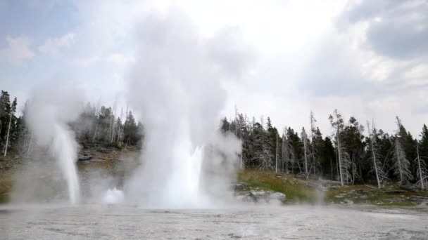 Zadní konec velkého gejzíru erupce na Yellowstone — Stock video