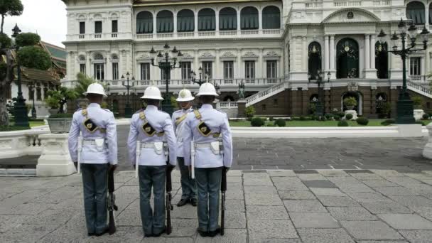 BANGKOK, THAILAND- JUNI, 22, 2017 achteraanzicht van paleiswachters die van dienst veranderen in het grote paleis in Thailand — Stockvideo