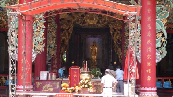 BANGKOK, THAILANDIA-GIUGNO, 23, 2017 close view of the kuan im shrine at the tien fa foundation in bangascar — Video Stock