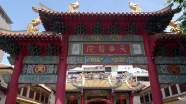 BANGKOK, THAILAND- 23 HAZİRAN 2017 Bangkok 'taki Kuan im türbesine giriş kapısı