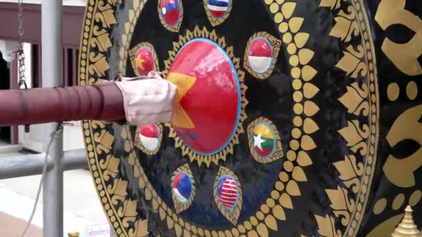 Grote metalen gong op gouden mount in bangkok — Stockvideo