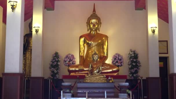 Vergrößern Sie den Buddha-Buddha auf dem Luang Phor Damm im wat saket in Bangkok — Stockvideo