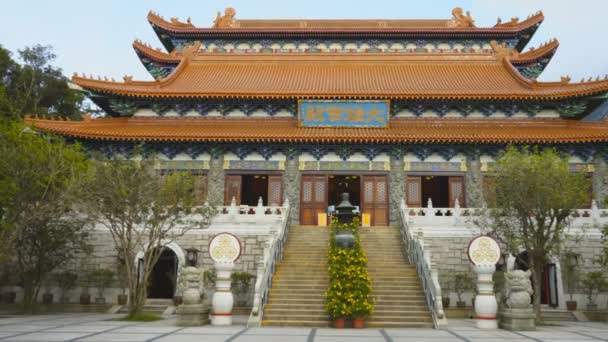 HONG KONG, CHINA- 30 DE SEPTIEMBRE DE 2017: caminando hacia el monasterio de po lin en Hong Kong — Vídeos de Stock