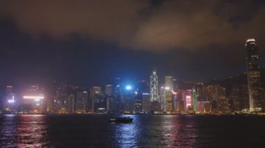 Hong Kong 'daki Tsim sha Tsui adasından Victoria Limanı ve Hong Kong adasının gece görüş açısı geniş.