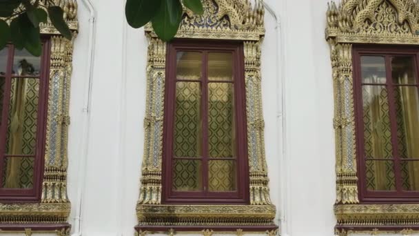 Fechar-se de três janelas no templo buda esmeralda na Tailândia — Vídeo de Stock