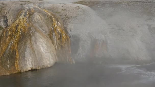 Břeh řeky Ohnivé díry ve žlutém kameni — Stock video