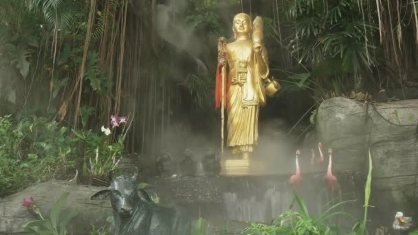 Estatua de buddha entre la niebla en el monte de oro en Bangkok, Tailandia — Vídeo de stock