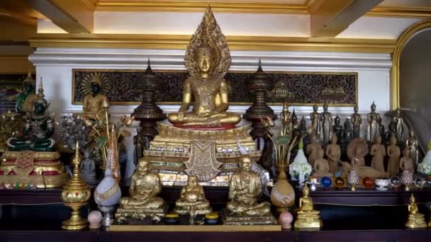 Eine sitzende Buddha-Statue am goldenen Berg in Bangkok — Stockvideo