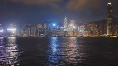 Tsim sha tsui gezinti güvertesinden Viktorya Limanı ve Hong Kong adasının gece kuşağı.