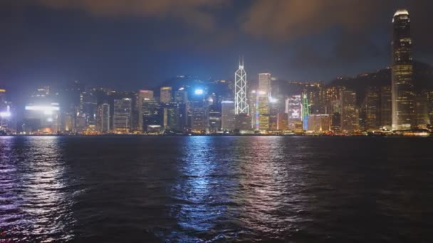Una padella notturna di Victoria Harbour e Hong Kong Island da Tsim Sha Tsui Promenade a Hong Kong — Video Stock