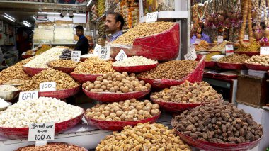 DELHI, Hindistan - 14 Mart 2019: Eski Delhi 'deki baharat pazarındaki fındık gösterimine yakından bakın