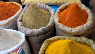 Old Delhi 'deki Chandni Chowk' un baharat pazarında büyük çantalar dolusu baharat.