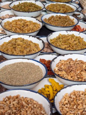 Old Delhi 'deki Chandni Chowk' un baharat pazarında sergilenen kurutulmuş meyve ve fındık.