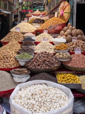 DELHI, Hindistan - 14 Mart 2019: Chandni chowk 'un baharat pazarında fındık satan bir satıcı