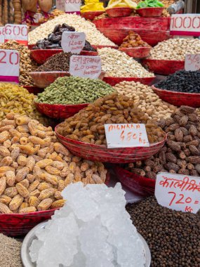 Eski Delhi 'deki Chandni Chowk' un baharat pazarında satılık kaya tuzu, fındık ve kuru meyve.