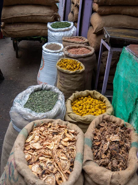 Old Delhi 'deki Chandni Chowk' un baharat pazarında büyük torbalar dolusu baharat.