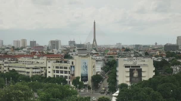 BANGKOK, TAILANDa- 23 DE JUNIO DE 2017: una vista de la ciudad de Bangkok y el puente rama viii desde el monte dorado en Bangkok — Vídeos de Stock