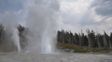 Yellowstone Ulusal Parkı 'nda patlayan büyük gayzerin yavaş çekim çekimi.