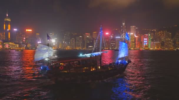 Close-up van een junk zeilen op Victoria haven in hong kong 's nachts — Stockvideo