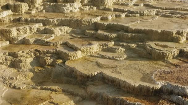 Крупним планом мінеральні тераси в мамонті в жовтому камені — стокове відео