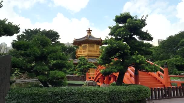 Regardant vers le pont et le pavillon dans les jardins du nan lian — Video