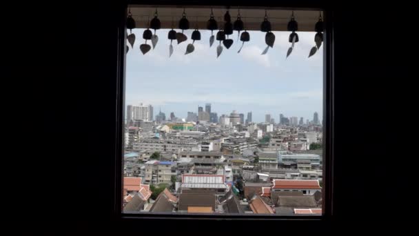 Vista a través de una ventana desde la tanga phu khao, montura dorada, en Bangkok — Vídeos de Stock