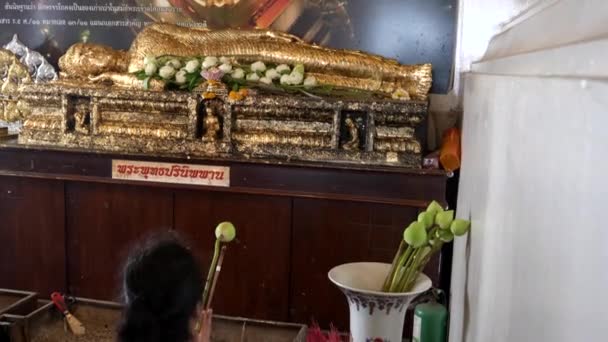 Женщина с лотосом преклоняет колени перед Буддой на золотой горе в Бангкоке — стоковое видео