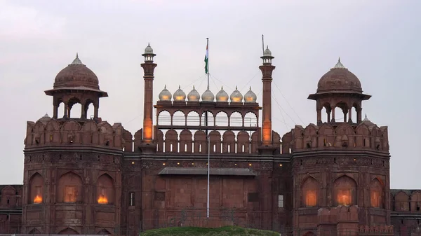 Tiro de cerca del fuerte rojo al atardecer en el viejo Delhi —  Fotos de Stock