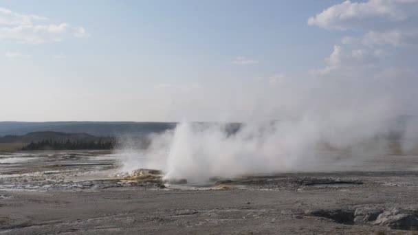 Yellowstone Ulusal Parkı Nda Patlayan Clepsydra Gayzerinin Yavaş Çekim Klibi — Stok video