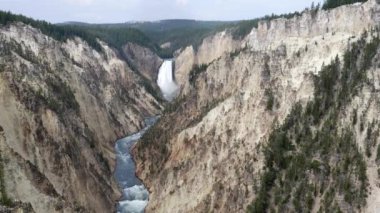 Yellowstone Ulusal Parkı 'ndaki sanatçı noktasından daha düşük yellowstone' a geniş bir sabah manzarası düşüyor.
