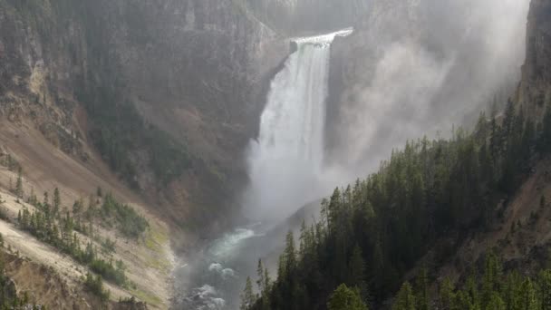Öğleden sonra Yellowstone 'daki gözcü noktasından aşağı düşüşe geç — Stok video