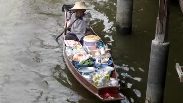 バンコク 2017年6月23日 タイのバンコク近郊のダムノーン サドゥアック水上マーケットでボートを漕いでいるタイ人女性の頭上からのショット — ストック動画