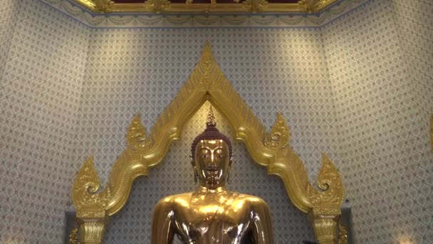 Cerrar Inclinación Hacia Abajo Tiro Frontal Buddha Oro Wat Traimit — Vídeos de Stock