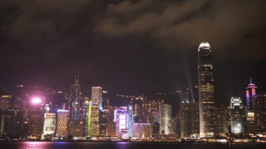 Hong Kong, Çin 'deki Tsim sha Tsui gezinti alanında görülen ifc binası ve Victoria Limanı' ndaki bir ışık gösterisi.