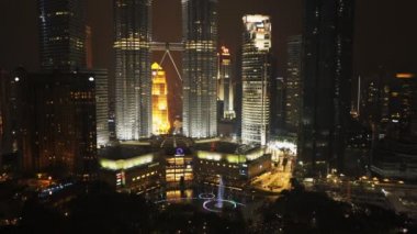 KUALA LUMPUR, MALAYSIA - 29 Haziran 2017: Bir gece yarısı kuala lumpur, Malezya 'daki petronas ikiz kulelerinin klipsini yukarı eğ