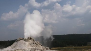 Yellowstone Ulusal Parkı 'nda patlayan şato gayzerinin yakın çekim görüntüsü 4K 60p.