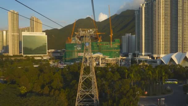 中国香港 2017年9月29日 昂坪360缆车驶向中国香港的一个客运大楼 — 图库视频影像