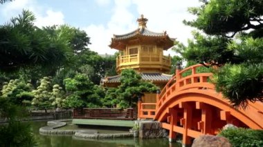 Köprünün yüksek açılı görüntüsü ve Ninen Bahçesi, Hong Kong, Çin 'deki mutlak mükemmellik köşkü.