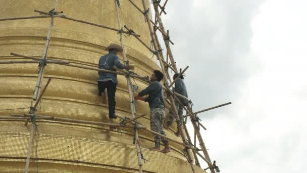 Bangkok Thailand June 2017 Close Workers Cleaning Chedi Phu Khao — Stock Video