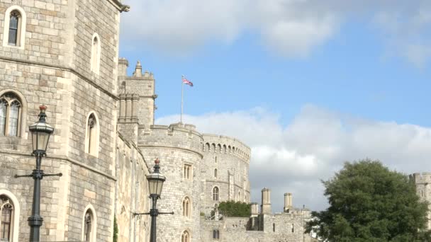 Long Shot Union Jack Flag Exterior Walls Windsor Castle London — Video Stock