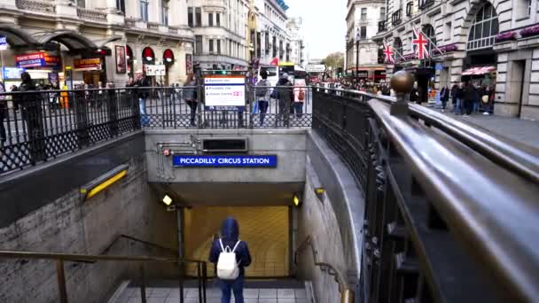London England Οκτώβριος 2017 Είσοδος Στο Σταθμό Του Μετρό Piccadillly — Αρχείο Βίντεο