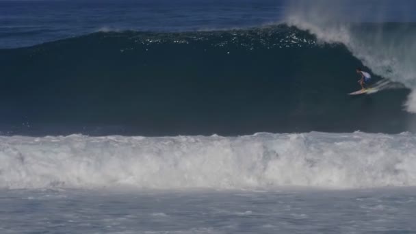 180P Slow Motion Clip Surfer Getting Tube Ride Backdoor Pipeline — Stock Video