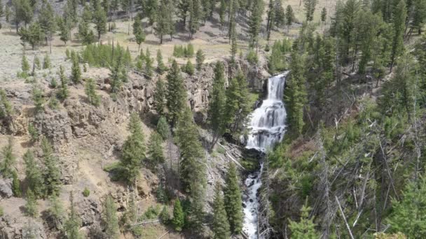 Ein Weiter Blick Auf Unebene Wasserfälle Yellowstone Nationalpark Usa — Stockvideo