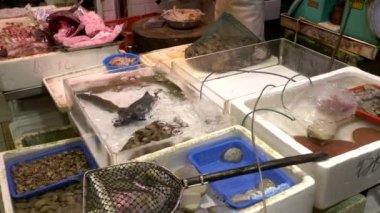 Hong Kong 'daki fa yuen pazarında canlı deniz ürünleri satılıyor.