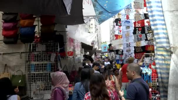 HONG KONG, CHINA - PAŹDZIERNIK, 1 PAŹDZIERNIK, 2017: strzał w gimbal przechodząc przez rynek pań obok straganów sprzedających ubrania w Mongkok — Wideo stockowe